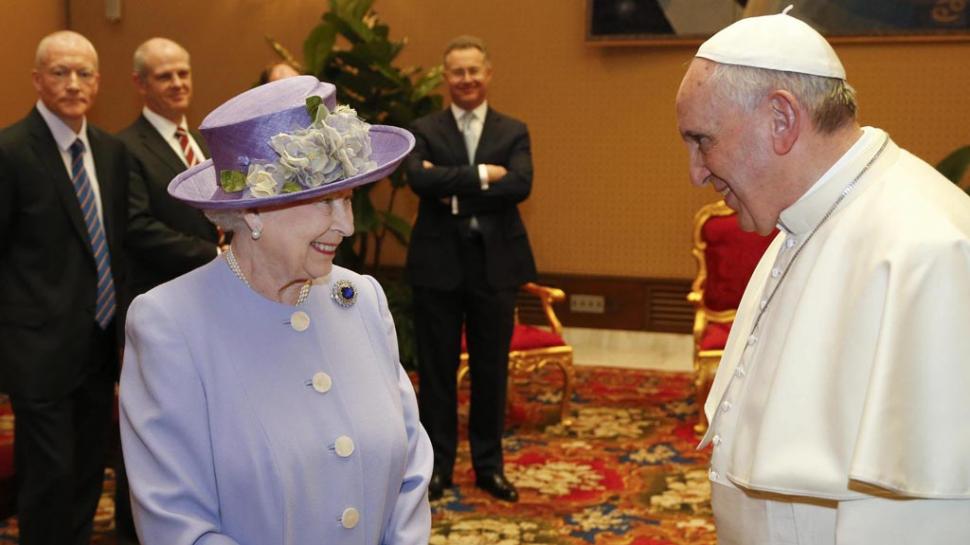 Las claves de la comunicación no verbal en el encuentro entre el Papa y la Reina de Inglaterra